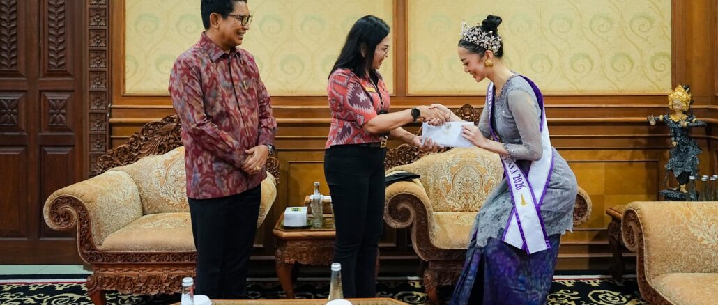 Bupati Wayan Adi Arnawa bersama Nyonya Rasniathi Adi Arnawa menerima Victoria Veronica Titisari Kosasieputri yang akan mengikuti ajang Putri Indonesia 2026 di Puspem Badung, Jumat (27/3) - IST