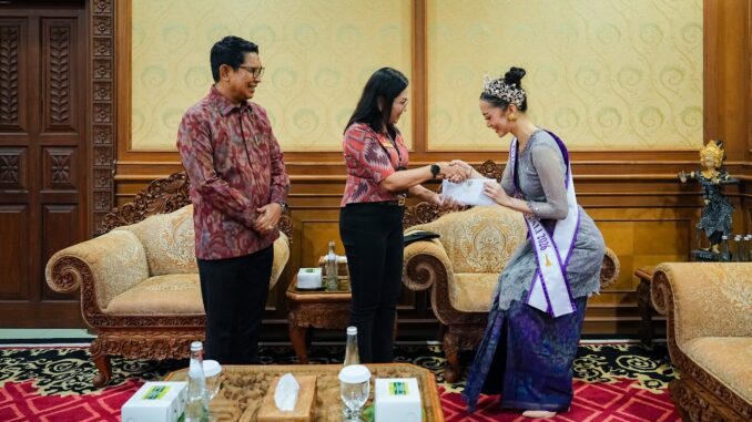 Bupati Wayan Adi Arnawa bersama Nyonya Rasniathi Adi Arnawa menerima Victoria Veronica Titisari Kosasieputri yang akan mengikuti ajang Putri Indonesia 2026 di Puspem Badung, Jumat (27/3) - IST