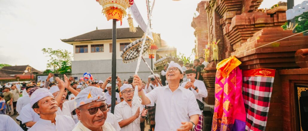 Bupati Wayan Adi Arnawa saat meresmikan Lapangan dan Taman Desa Adat Ida I Gusti Ngurah Gde Abian, Desa Adat Angantaka, Abiansemal, Selasa (3/3) - IST