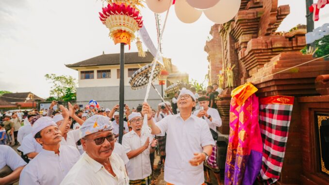 Bupati Wayan Adi Arnawa saat meresmikan Lapangan dan Taman Desa Adat Ida I Gusti Ngurah Gde Abian, Desa Adat Angantaka, Abiansemal, Selasa (3/3) - IST