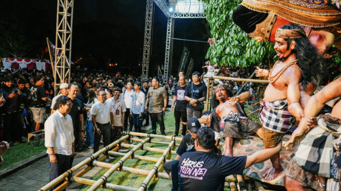 Bupati Adi Arnawa bersama Wabup Bagus Alit Sucipta saat meninjau langsung kesiapan venue sehari sebelum pembukaan rangkaian lomba yang digelar pada 6–8 Maret 2026, di area Balai Budaya Giri Nata Mandala, Puspem Badung, Kamis (5/3) - IST