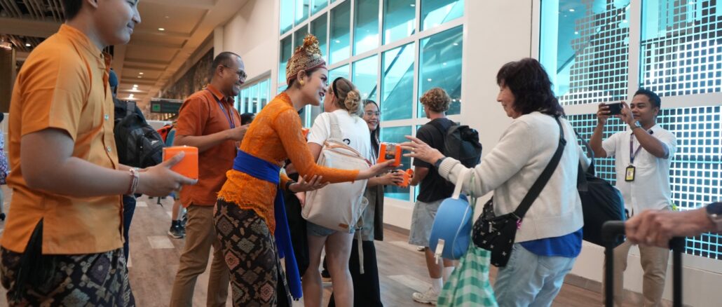Penyambutan penumpang dari Australia di Bandara Ngurah Rai, Bali - IST