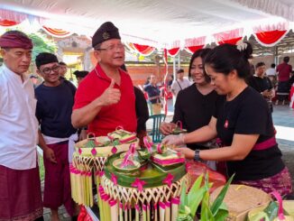 Bupati Buleleng I Nyoman Sutjidra saat menyaksikan lomba Ngelawar - IST