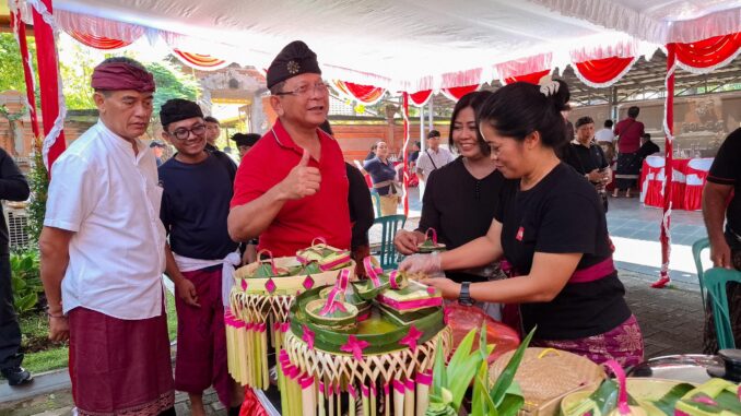 Bupati Buleleng I Nyoman Sutjidra saat menyaksikan lomba Ngelawar - IST