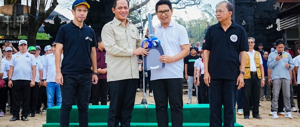 Bupati Badung Adi Arnawa saat menerima mesin wood chipper dari Menteri LH pada Korvei Aksi Bersih sampah di Pantai Jimbaran, Kelurahan Jimbaran, Kuta Selatan, Kamis (5/3).- IST