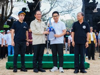 Bupati Badung Adi Arnawa saat menerima mesin wood chipper dari Menteri LH pada Korvei Aksi Bersih sampah di Pantai Jimbaran, Kelurahan Jimbaran, Kuta Selatan, Kamis (5/3).- IST