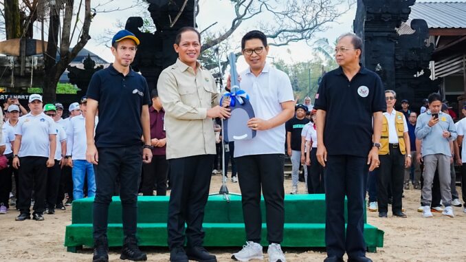 Bupati Badung Adi Arnawa saat menerima mesin wood chipper dari Menteri LH pada Korvei Aksi Bersih sampah di Pantai Jimbaran, Kelurahan Jimbaran, Kuta Selatan, Kamis (5/3).- IST