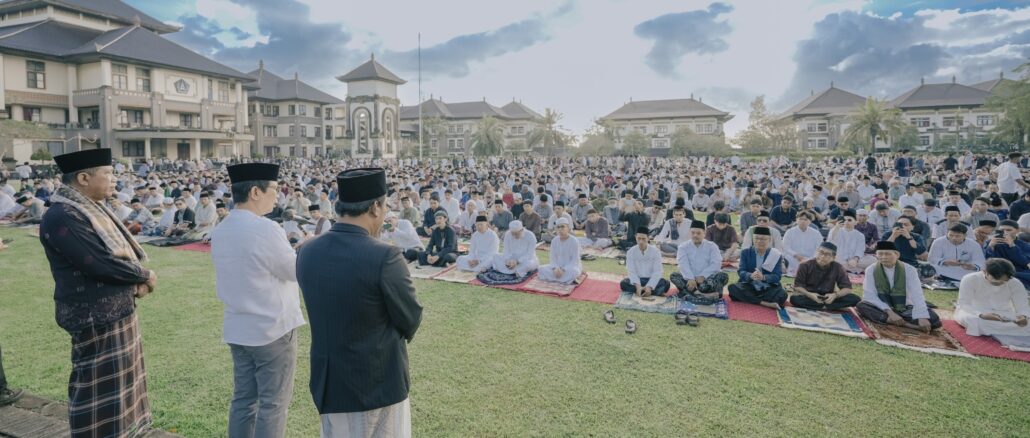 Bupati Wayan Adi Arnawa, menghadiri pelaksanaan Shalat Id di Lapangan Mangupraja Mandala, Puspem Badung, Sabtu (21/3).