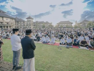 Bupati Wayan Adi Arnawa, menghadiri pelaksanaan Shalat Id di Lapangan Mangupraja Mandala, Puspem Badung, Sabtu (21/3).