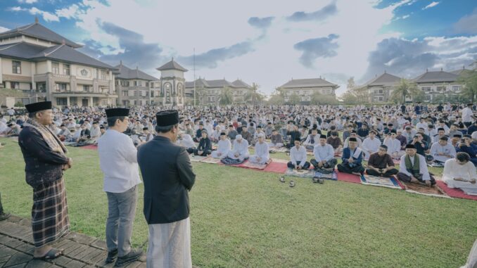 Bupati Wayan Adi Arnawa, menghadiri pelaksanaan Shalat Id di Lapangan Mangupraja Mandala, Puspem Badung, Sabtu (21/3).