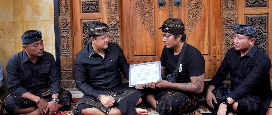 Wabup Bagus Alit Sucipta dan Nyonya Yunita Alit Sucipta saat menyerahkan dokumen Akta Kematian di Jalan Poppies Line II, Gang Ronta, Banjar Pering, Kuta, Senin (23/3) - IST