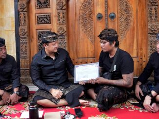 Wabup Bagus Alit Sucipta dan Nyonya Yunita Alit Sucipta saat menyerahkan dokumen Akta Kematian di Jalan Poppies Line II, Gang Ronta, Banjar Pering, Kuta, Senin (23/3) - IST