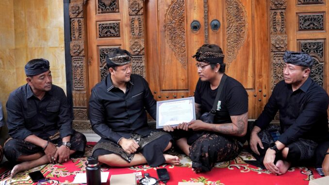 Wabup Bagus Alit Sucipta dan Nyonya Yunita Alit Sucipta saat menyerahkan dokumen Akta Kematian di Jalan Poppies Line II, Gang Ronta, Banjar Pering, Kuta, Senin (23/3) - IST