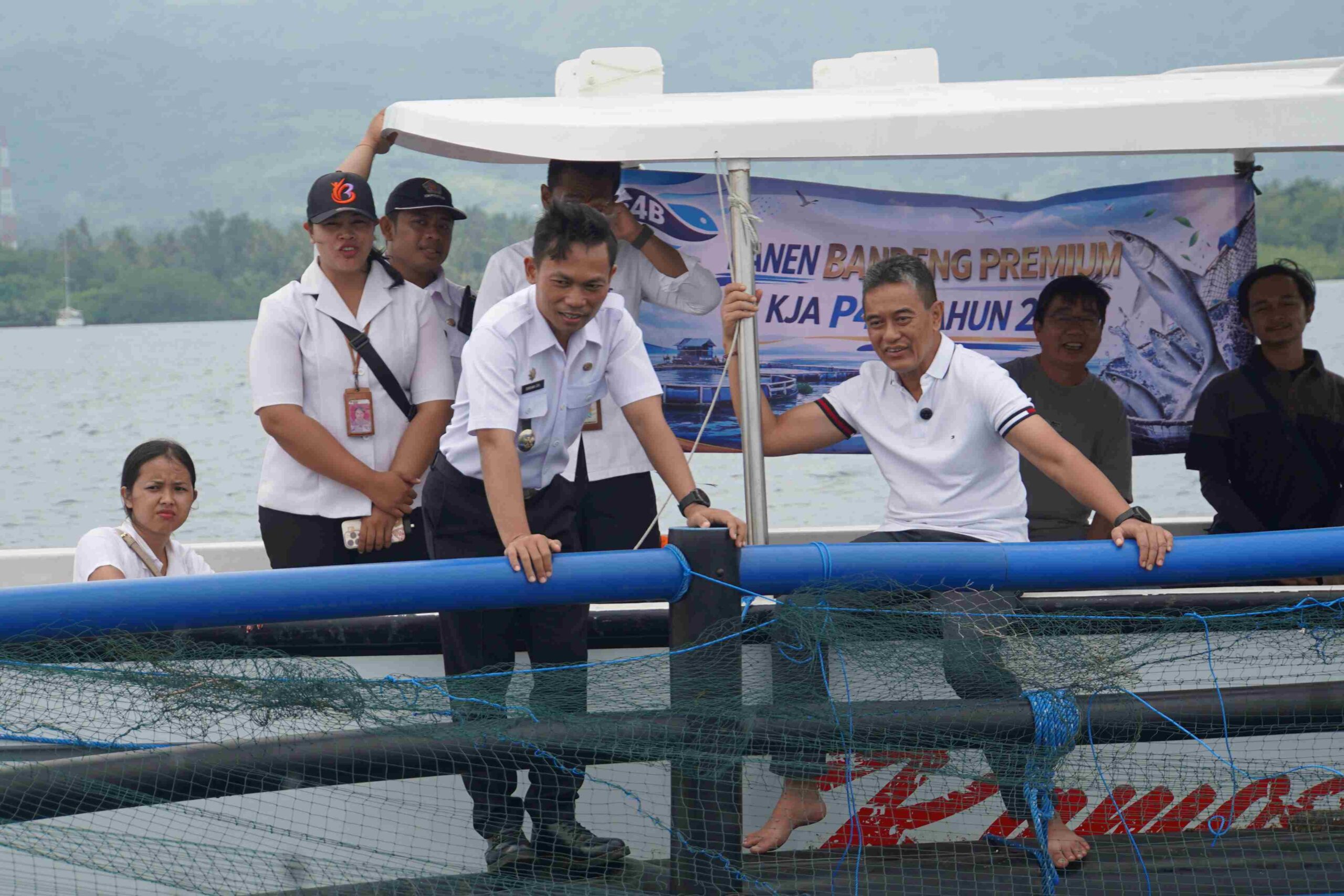 Wakil Bupati Buleleng Gede Supriatna saat Panen Bandeng Perdana di Keramba Jaring Apung (KJA) Laut Desa Sumberkima, Kecamatan Gerokgak, Rabu (4/3) - IST