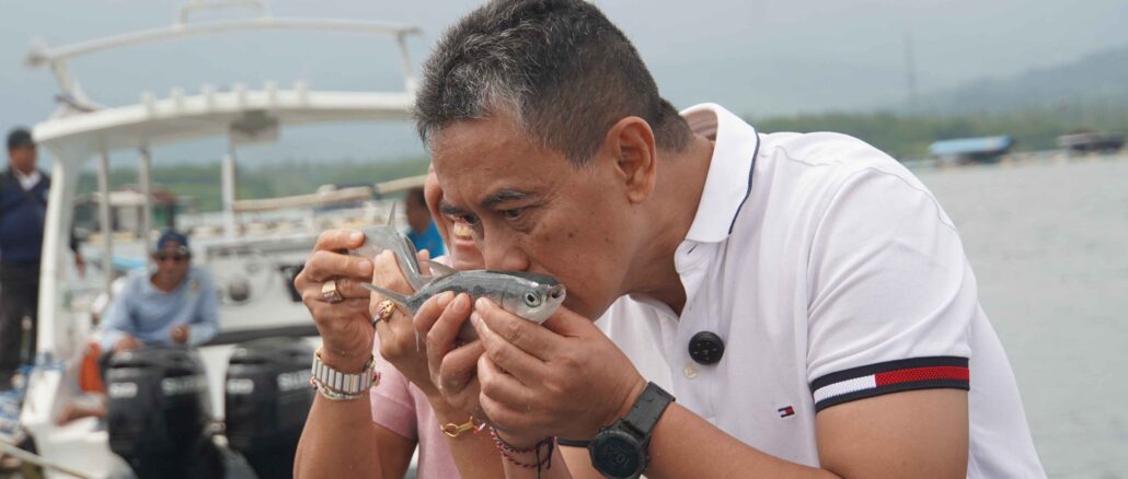 Wakil Bupati Buleleng Gede Supriatna saat Panen Bandeng Perdana di Keramba Jaring Apung (KJA) Laut Desa Sumberkima, Kecamatan Gerokgak, Rabu (4/3) - IST