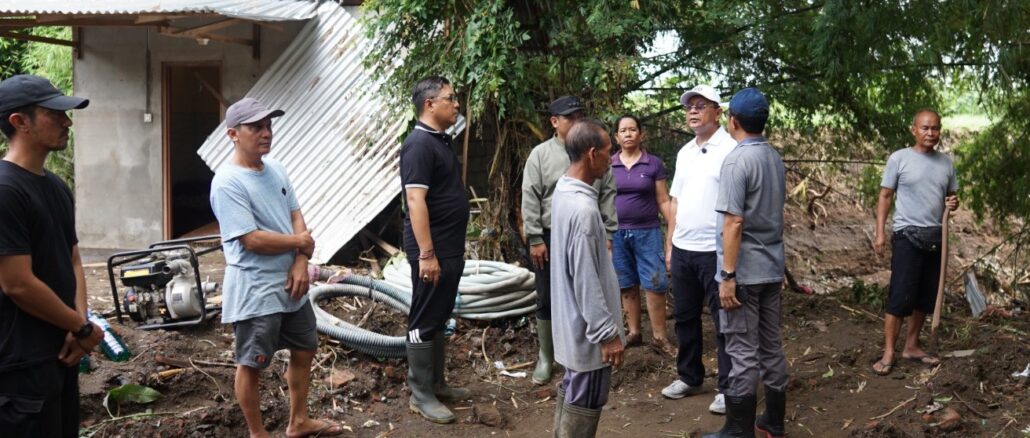 Bupati Sutjidra kinjungi warga terdampak bencana banjir bandang di Dusun Ambengan, Desa/Kecamatan Banjar, Minggu (8/3)- IST