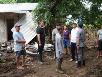 Bupati Sutjidra kinjungi warga terdampak bencana banjir bandang di Dusun Ambengan, Desa/Kecamatan Banjar, Minggu (8/3)- IST