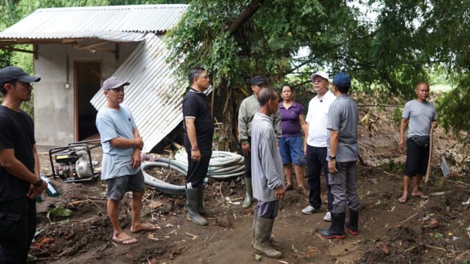 Bupati Sutjidra kinjungi warga terdampak bencana banjir bandang di Dusun Ambengan, Desa/Kecamatan Banjar, Minggu (8/3)- IST