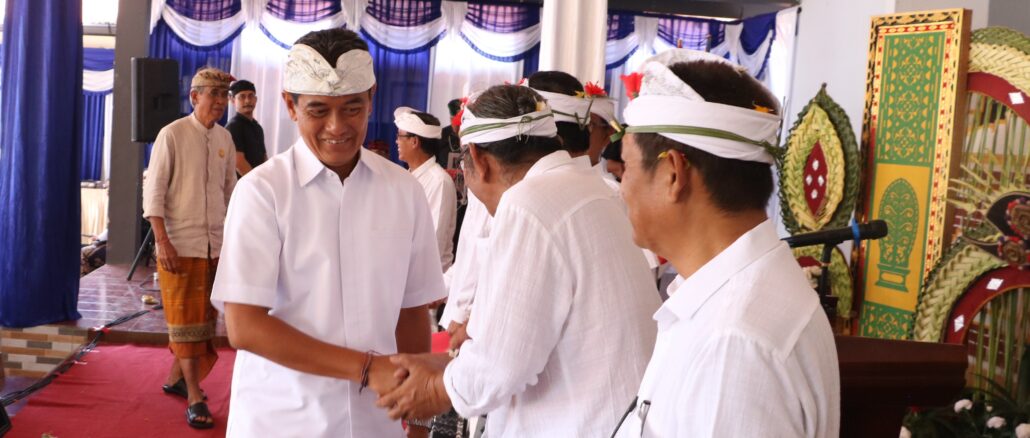 Pengukuhan Prajuru Desa Adat Bondalem masa bakti 2026–2031 yang berlangsung di Gedung Serbaguna Desa Bondalem, Kamis (26/3).