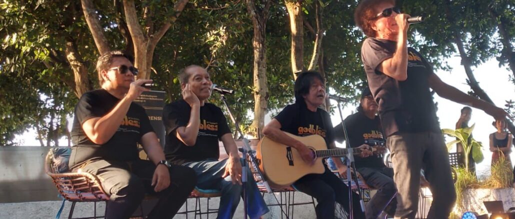 Donny Fattah (2 dari kiri) saat peluncuran vide klip memperingati 50 tahun God Bless - IST