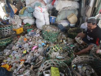 Pemilahan sampah di TPA Suwung - IST
