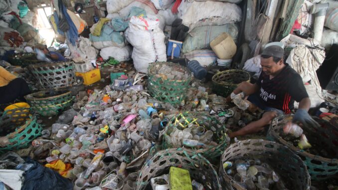 Pemilahan sampah di TPA Suwung - IST