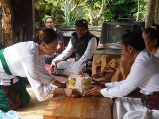 Ketua WHDI Badung Ny. Yunita Alit Sucipta melaksanakan kegiatan Tali Kasih kepada para Sulinggih se-Kabupaten Badung, Jumat (13/3). - IST