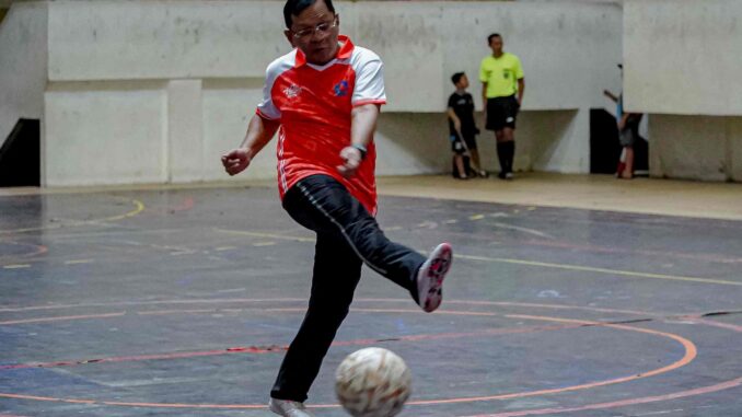 Bupati Buleleng, I Nyoman Sutjidra, usai pertandingan persahabatan antara tim Forkopimda dan wartawan di GOR Bhuana Patra, Rabu (25/3) - IST