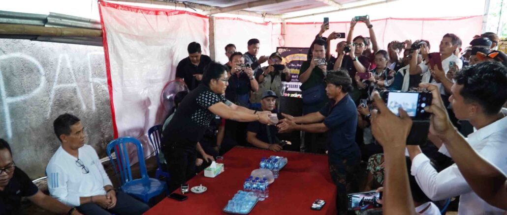 Penyerahan bantuan untuk korban bencana banjir di Buleleng, Bali - IST