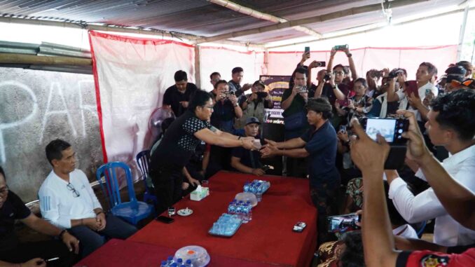 Penyerahan bantuan untuk korban bencana banjir di Buleleng, Bali - IST