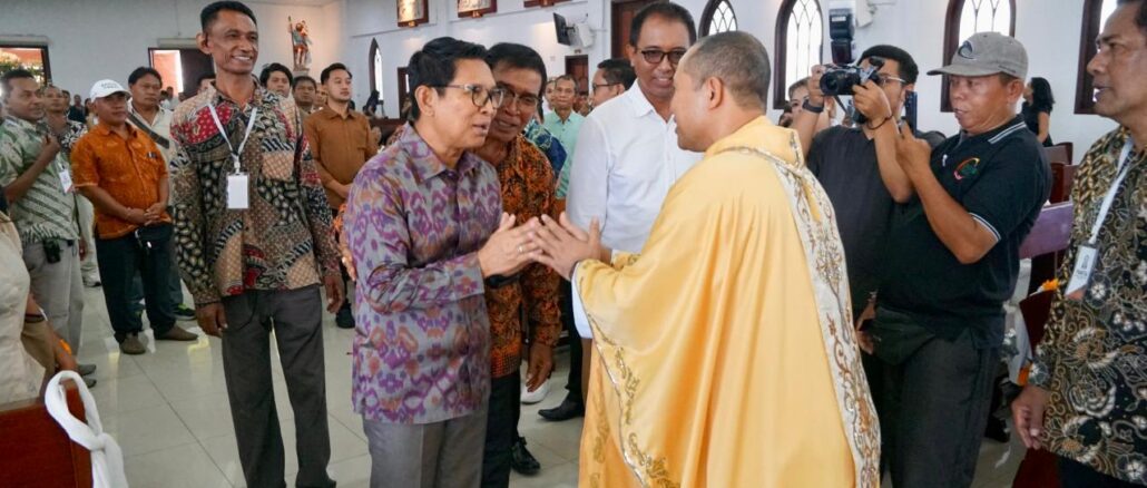 Bupati Badung I Wayan Adi Arnawa saat menghadiri perayaan Hari Paskah di Gereja Katolik Maria Bunda Segala Bangsa, di lingkungan Pusat Peribadatan Puja Mandala, Kuta Selatan, Minggu (5/4) - IST