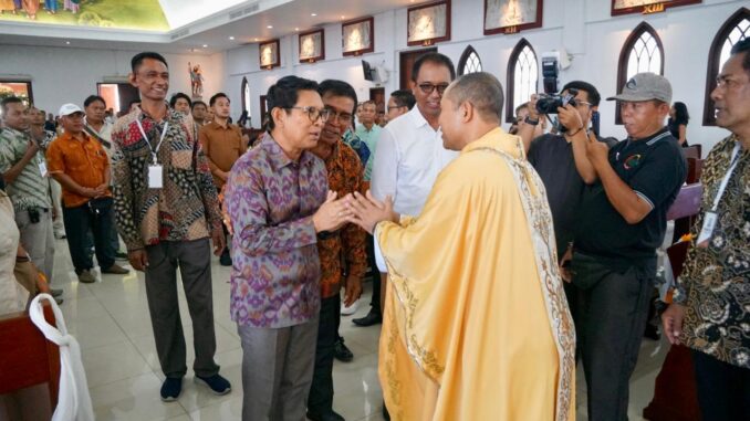 Bupati Badung I Wayan Adi Arnawa saat menghadiri perayaan Hari Paskah di Gereja Katolik Maria Bunda Segala Bangsa, di lingkungan Pusat Peribadatan Puja Mandala, Kuta Selatan, Minggu (5/4) - IST