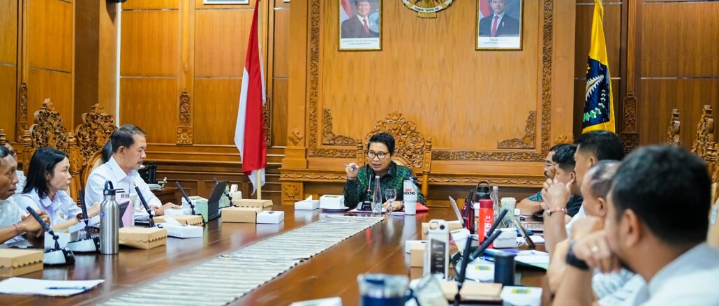 Bupati Wayan Adi Arnawa saat memimpin rapat evaluasi implementasi program Mantap Nak Badung di Ruang Rapat Nayaka Gosana I, Puspem Badung, Rabu (29/4) - IST