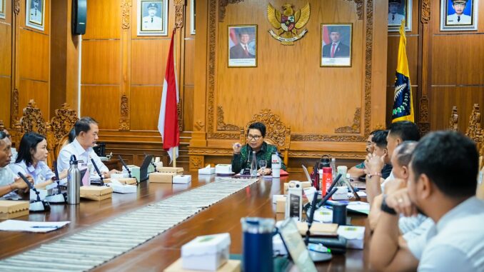Bupati Wayan Adi Arnawa saat memimpin rapat evaluasi implementasi program Mantap Nak Badung di Ruang Rapat Nayaka Gosana I, Puspem Badung, Rabu (29/4) - IST