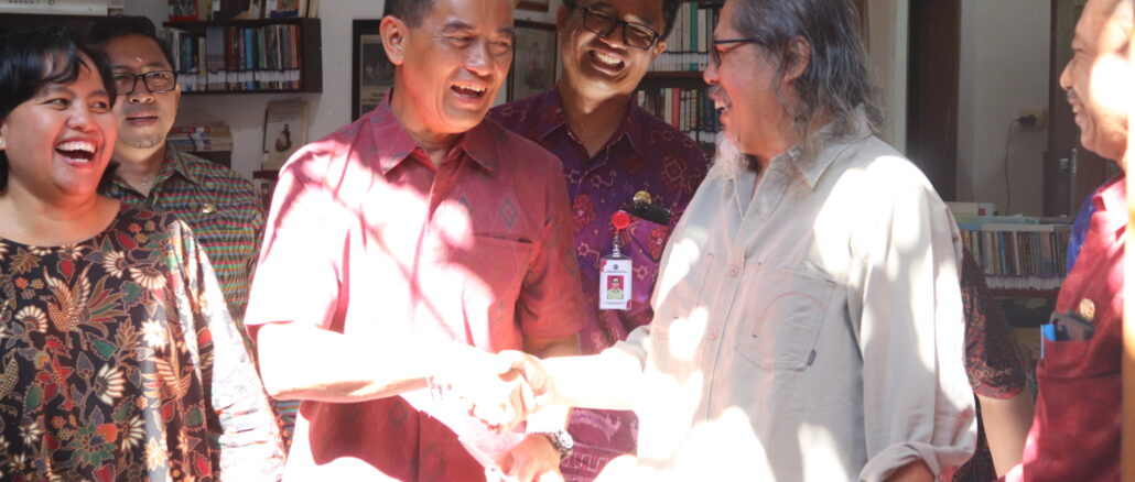 Made Adnyana Ole dan Kadek Sonia Piscayanti dari Yayasan Mahima Institut menyambut kehadiran Wakil Bupati Buleleng Gede Supriatna - IST