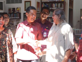 Made Adnyana Ole dan Kadek Sonia Piscayanti dari Yayasan Mahima Institut menyambut kehadiran Wakil Bupati Buleleng Gede Supriatna - IST