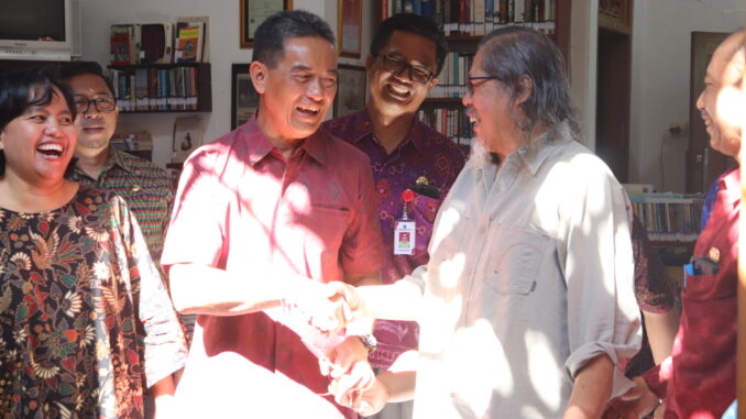 Made Adnyana Ole dan Kadek Sonia Piscayanti dari Yayasan Mahima Institut menyambut kehadiran Wakil Bupati Buleleng Gede Supriatna - IST