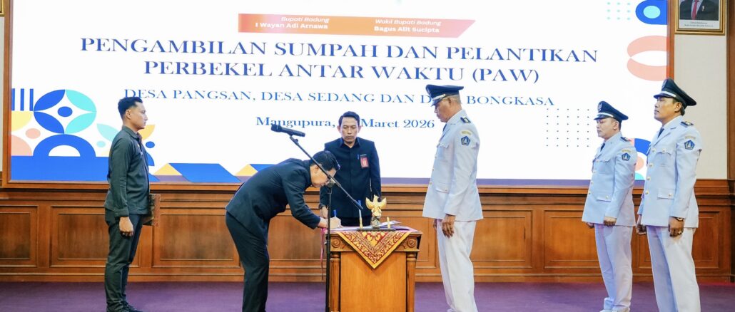Bupati Wayan Adi Arnawa saat melantik Perbekel Antar Waktu di Ruang Kertha Gosana Puspem Badung, Selasa (31/3) - IST