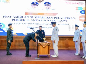 Bupati Wayan Adi Arnawa saat melantik Perbekel Antar Waktu di Ruang Kertha Gosana Puspem Badung, Selasa (31/3) - IST