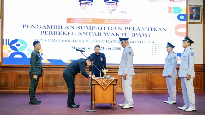 Bupati Wayan Adi Arnawa saat melantik Perbekel Antar Waktu di Ruang Kertha Gosana Puspem Badung, Selasa (31/3) - IST