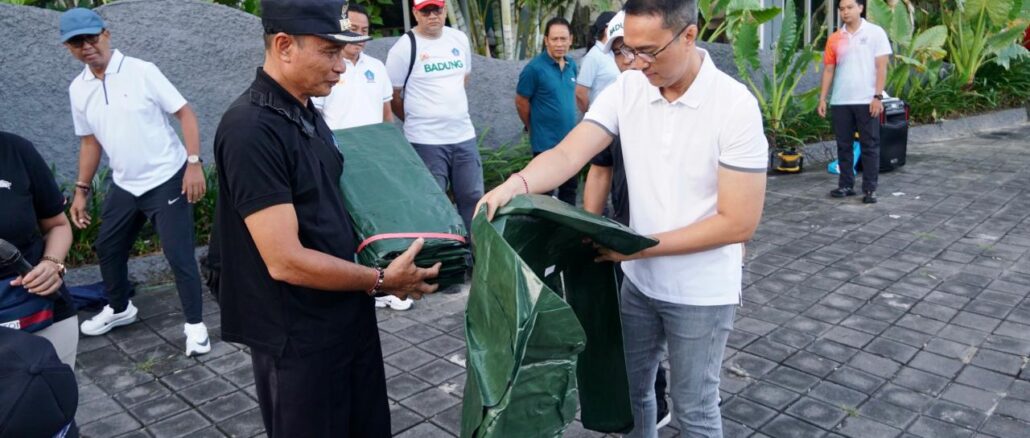 Sekda Surya Suamba saat melakukan pengawasan intensif Pengelolaan Sampah Berbasis Sumber dengan menyasar sektor Horeka di Area Cafe 19 Pantai Muaya, Jimbaran, Jumat (24/4). - IST