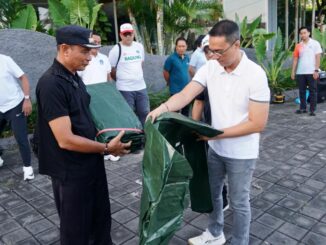 Sekda Surya Suamba saat melakukan pengawasan intensif Pengelolaan Sampah Berbasis Sumber dengan menyasar sektor Horeka di Area Cafe 19 Pantai Muaya, Jimbaran, Jumat (24/4). - IST