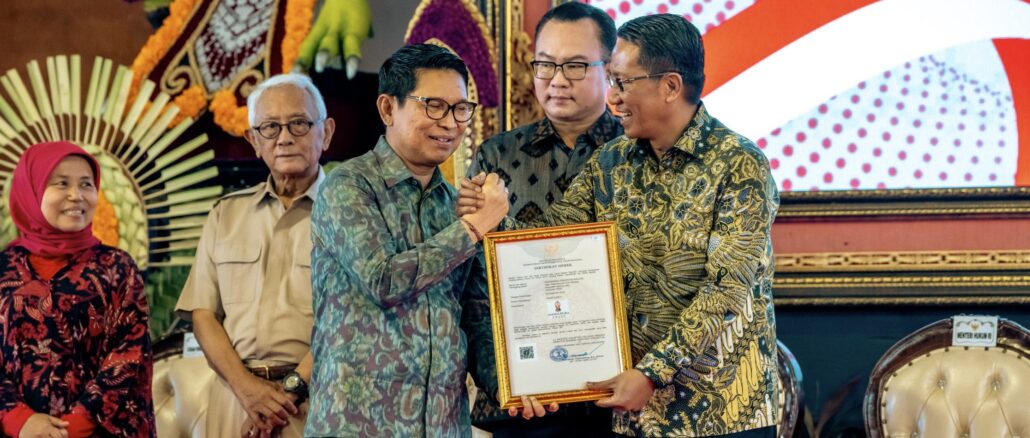 Bupati Badung Adi Arnawa saat menerima langsung sertifikat HKI untuk “Mangupura Award” di bidang hak merek dari Menteri Hukum dan HAM, Supratman Andi Agtas. - IST