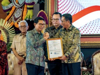 Bupati Badung Adi Arnawa saat menerima langsung sertifikat HKI untuk “Mangupura Award” di bidang hak merek dari Menteri Hukum dan HAM, Supratman Andi Agtas. - IST