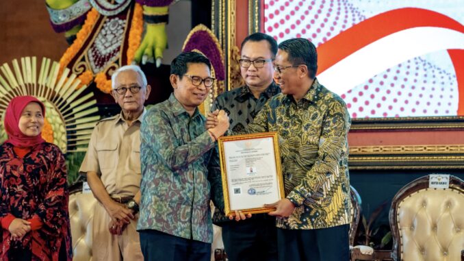 Bupati Badung Adi Arnawa saat menerima langsung sertifikat HKI untuk “Mangupura Award” di bidang hak merek dari Menteri Hukum dan HAM, Supratman Andi Agtas. - IST