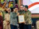 Bupati Badung Adi Arnawa saat menerima 2 Sertifikat HKI. Bupati I Wayan Adi Arnawa menerima langsung sertifikat HKI untuk “Mangupura Award” di bidang hak merek dari Menteri Hukum dan HAM, Supratman Andi Agtas. - IST