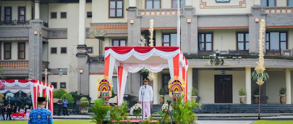 Wabup Bagus Alit Sucipta menjadi Inspektur Upacara saat Upacara Peringatan Hari Otonomi Daerah ke-30 tahun 2026 di Lapangan Puspem Badung, Senin (27/4).