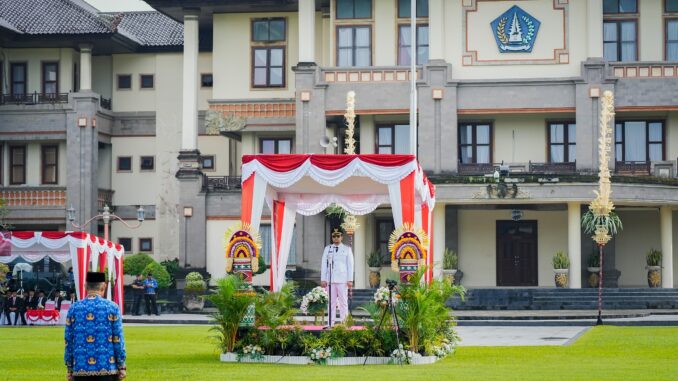 Wabup Bagus Alit Sucipta menjadi Inspektur Upacara saat Upacara Peringatan Hari Otonomi Daerah ke-30 tahun 2026 di Lapangan Puspem Badung, Senin (27/4).