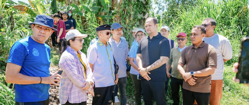 Wabup Bagus Alit Sucipta, meninjau langsung lokasi pengelolaan bahan kompos di kawasan Taman Bung Karno, Desa Penarungan, Kecamatan Mengwi, Minggu (12/4). - IST