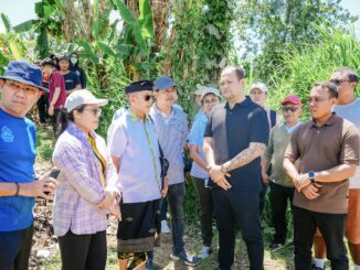 Wabup Bagus Alit Sucipta, meninjau langsung lokasi pengelolaan bahan kompos di kawasan Taman Bung Karno, Desa Penarungan, Kecamatan Mengwi, Minggu (12/4). - IST